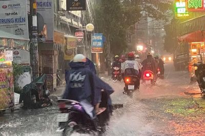 Thành phố Hồ Chí Minh ngập nặng sau cơn mưa kéo dài hơn 6 giờ