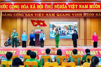 Đại tá Võ Thị Trinh động viên Đội thi dự Hội thi báo cáo viên, tuyên truyền viên pháp luật giỏi cấp Bộ