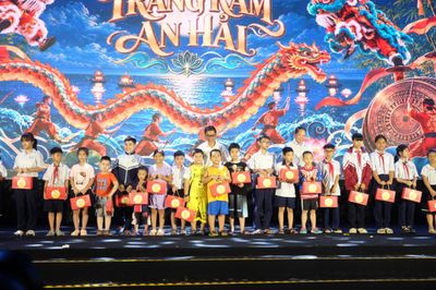 Rộn ràng Đêm hội Rước Trăng - Phá Cỗ và trao quà Trung thu cho trẻ em phường An Hải