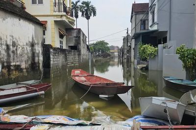 Hà Nội: Trời nắng nhưng nhiều khu dân cư ven sông Bùi vẫn ngập sâu