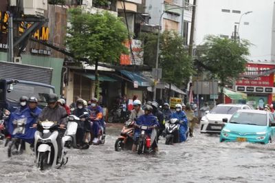 Mưa lớn, nhiều tuyến đường TPHCM ngập nặng