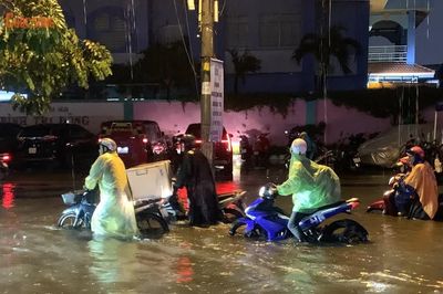 Nhiều tuyến đường TP HCM chìm trong nước sau mưa lớn kéo dài