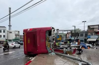 Lật xe khách giường nằm tại ngã tư Gò Găng khiến 2 người tử vong