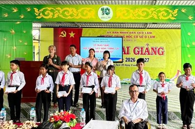 Ấm áp những suất học bổng 'Xây dựng tương lai' tặng HS miền núi An Giang