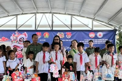Công an tỉnh An Giang mang Trung thu đến với học sinh Khmer khó khăn