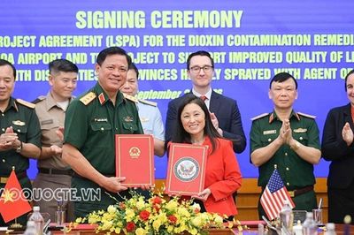 Việt Nam - Hoa Kỳ ký thoả thuận các dự án hợp tác về xử lý ô nhiễm dioxin và cải thiện đời sống của người khuyết tật