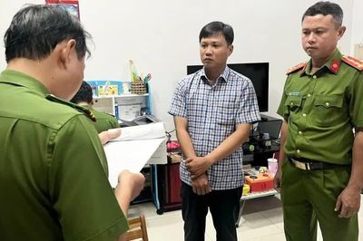 Khởi tố cựu đăng kiểm viên nhận hối lộ bằng chiêu bài 'xe khó đăng kiểm'