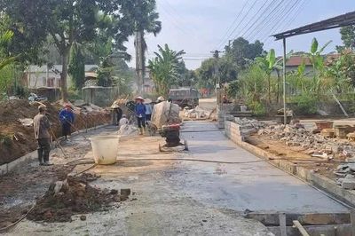 Hiến đất để bản gần lại