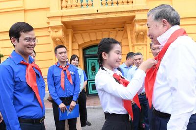 Kỳ 4: Rời chiếc khăn quàng đỏ, chọn con đường tương lai