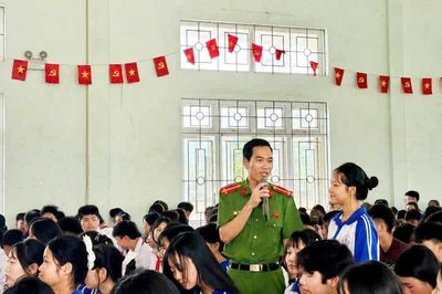 Thượng úy Công an mặc sắc phục đứng lớp, dạy học miễn phí