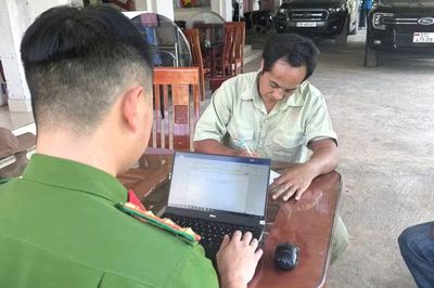 Đối tượng đâm chết em trai ra đầu thú sau 1 tháng trốn trong rừng