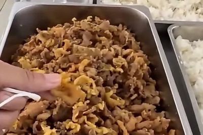 Hà Nội: Hiệu trưởng trường học nói gì khi phụ huynh tố bữa ăn toàn 'tóp mỡ'