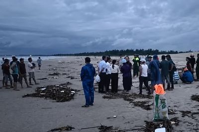 Tắm biển giữa trời mưa, năm học sinh bị sóng cuốn ra xa bờ