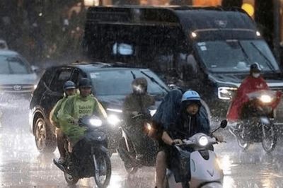 Mưa lớn nhiều nơi, Hà Nội cảnh báo dông lốc