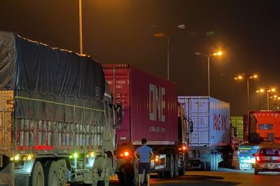 Xe chở trụ bê tông lật ngang cầu Phú Lương, quốc lộ 5 tê liệt