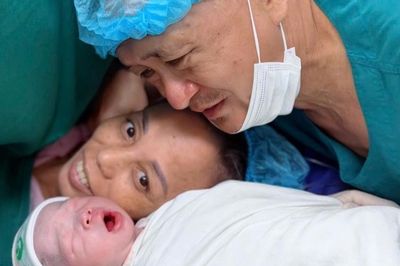 Cặp vợ chồng U60 đón con trai đầu lòng sau hành trình 8 lần làm IVF suốt 20 năm