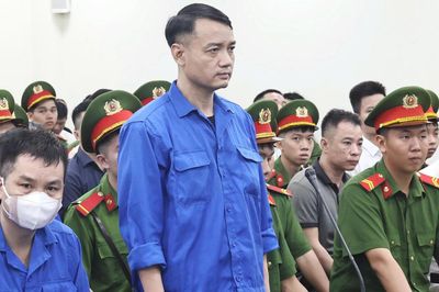 Giám đốc công ty dược và cựu cán bộ công an hầu tòa vì đưa hối lộ và lừa đảo