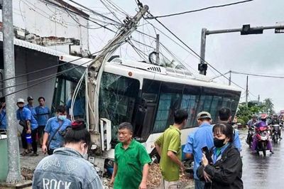 Ô tô chở 20 công nhân tông văng xe máy, lao lên vỉa hè đâm gãy trụ điện