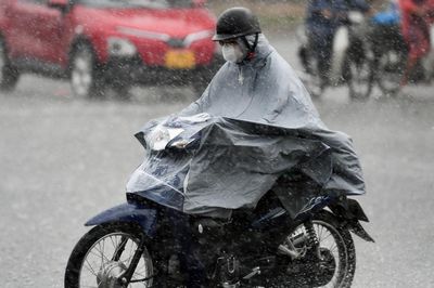 Miền Bắc bất ngờ mưa to cục bộ, Trung và Nam Bộ tiếp diễn mưa rất lớn