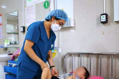 Bé trai 2 tuổi nhập viện cấp cứu sau khi chữa táo bón bằng lá lộc mại