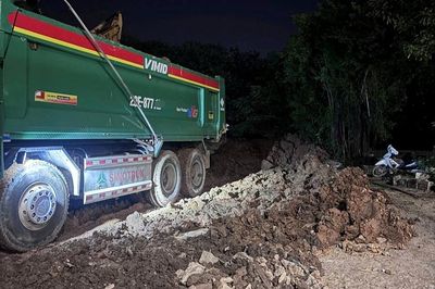 Kịp thời ngăn chặn vụ đổ trộm đất thải tại khu đất ven đường Hoàng Sa