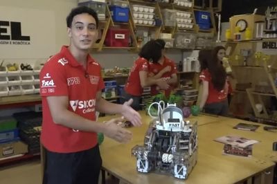 Nhóm thanh niên Brazil dùng dây rút và polycarbonate chế tạo robot vô địch thế giới