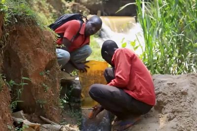 Ngôi làng ở Burundi 'thoát bóng tối' nhờ ý tưởng thủy điện tự chế từ một dòng sông