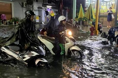 TP Hồ Chí Minh tiếp tục mưa lớn, đề phòng lốc và sét