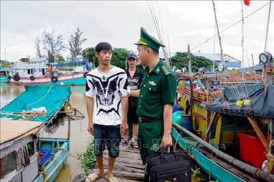 Ứng cứu 5 ngư dân gặp nạn trên vùng biển gần cảng cá Trần Đề