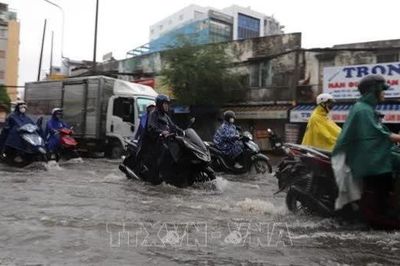 TP Hồ Chí Minh tiếp tục mưa lớn, nguy cơ ngập gia tăng do triều cường
