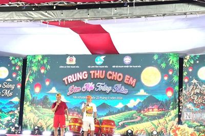 Hàng nghìn trẻ em vùng biên vỡ òa trong đêm Trung thu có nghệ sĩ Xuân Bắc, Tự Long
