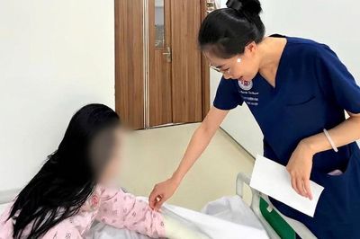 Đứng ngó xuống từ ban công, bé gái 11 tuổi trượt chân rơi từ tầng 2