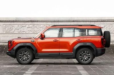 SUV địa hình dài hơn 5,1 mét, mạnh 831 mã lực, giá gần 1,4 tỷ đồng