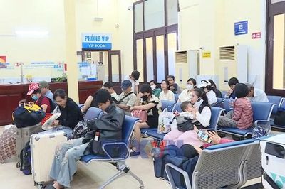 Phí trả vé tàu Tết tăng gấp 3 lần để ngăn đầu cơ