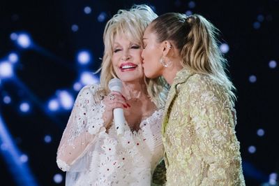 Dolly Parton từng thuyết phục Miley Cyrus vượt qua nỗi sợ để bước lên sân khấu GRAMMY