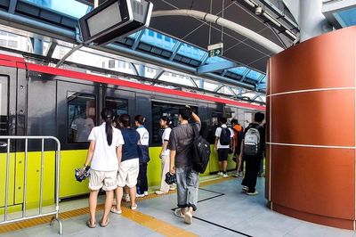Hà Nội: Metro thành lựa chọn đi lại của nhiều người khi mưa ngập