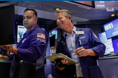 Nasdaq lập kỷ lục mới, giá dầu giảm liên tiếp 5 phiên