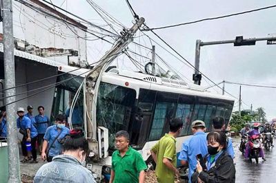 Xe đưa rước công nhân lao lên vỉa hè tông gãy trụ điện