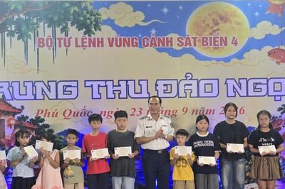 Đêm hội trăng Rằm: 'Trung thu Đảo Ngọc' tại BTL Vùng Cảnh sát biển 4