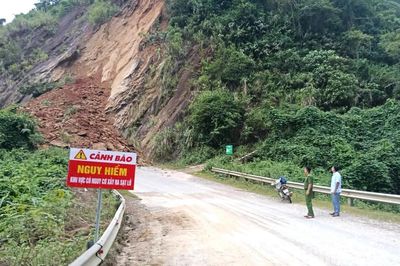 Sạt lở Quốc lộ 16 đoạn qua xã Trung Sơn