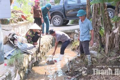 Xã Tân Ninh vệ sinh môi trường sau mưa lũ