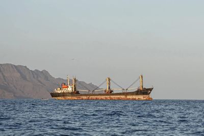Quan chức châu Âu thúc giục Iran mở lại eo biển Hormuz