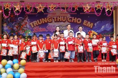 Tặng quà Trung thu cho trẻ mồ côi và học sinh có hoàn cảnh khó khăn tại xã Trường Lâm