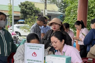Phụ nữ A Lưới học bán hàng trực tuyến, thanh toán không dùng tiền mặt