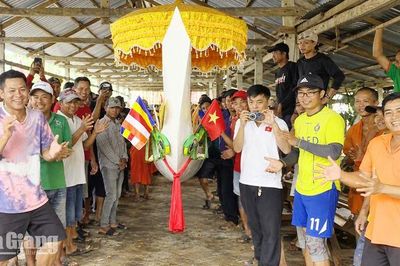 Chiếc ghe ngo độc mộc 176 năm tuổi trở lại đường đua