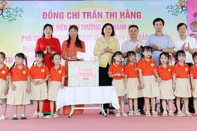 Phó Chủ tịch Thường trực HĐND thành phố Bắc Ninh Trần Thị Hằng tặng quà Tết Trung thu Trường Mầm non Tân Dĩnh