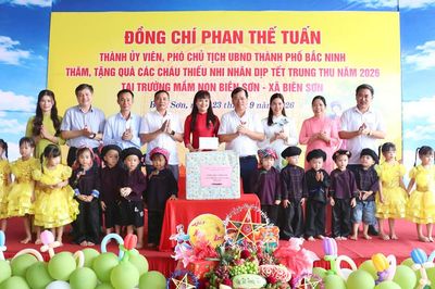 Phó Chủ tịch UBND thành phố Bắc Ninh Phan Thế Tuấn tặng quà Tết Trung thu Trường Mầm non Biên Sơn