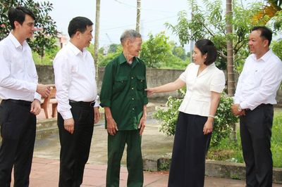 Chuyển biến từ phương châm “Lấy người dân làm trung tâm phục vụ”