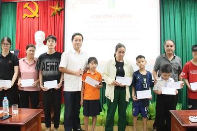 Bắc Ninh: Trao hơn 160 triệu đồng quà và học bổng cho trẻ khiếm thị