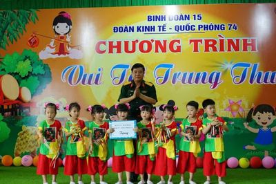 Đoàn Kinh tế - Quốc phòng 74 tặng hơn 3.400 suất quà cho thiếu nhi